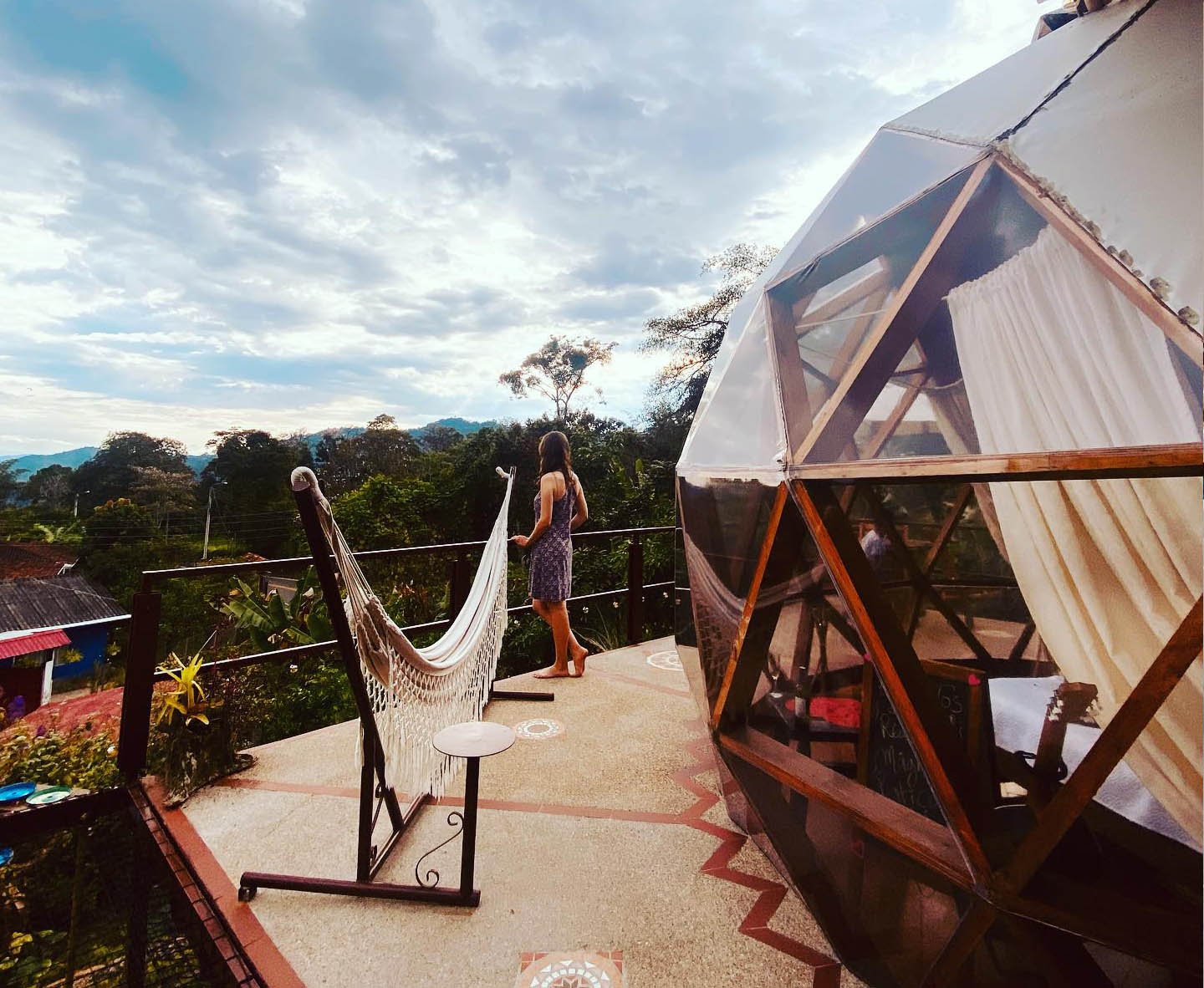 Terraza del domo con hamaca y vista a la montaña
